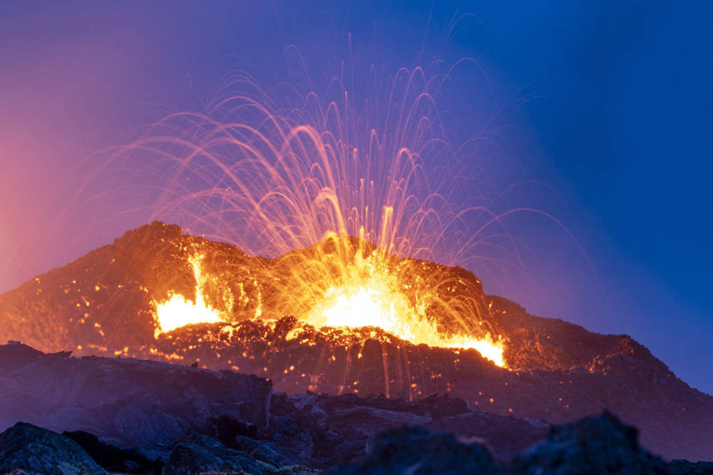 该火山正在从裂缝中喷出熔岩和有毒气体