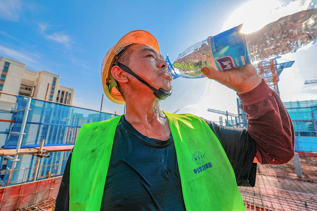 图说|高温下,撑起户外工作人员的"遮阳伞"
