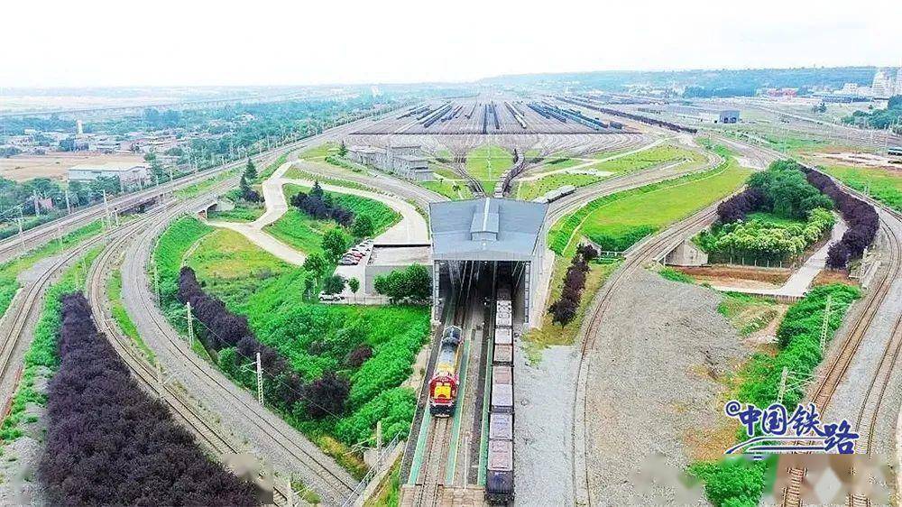 中国铁路西安局集团有限公司管内新丰镇站是全国铁路货车日办理量最大