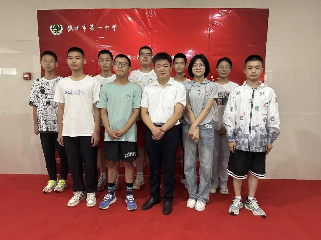 最早到场的十名2023级新生成为今年一中新校区的幸运儿,由王志祥校长