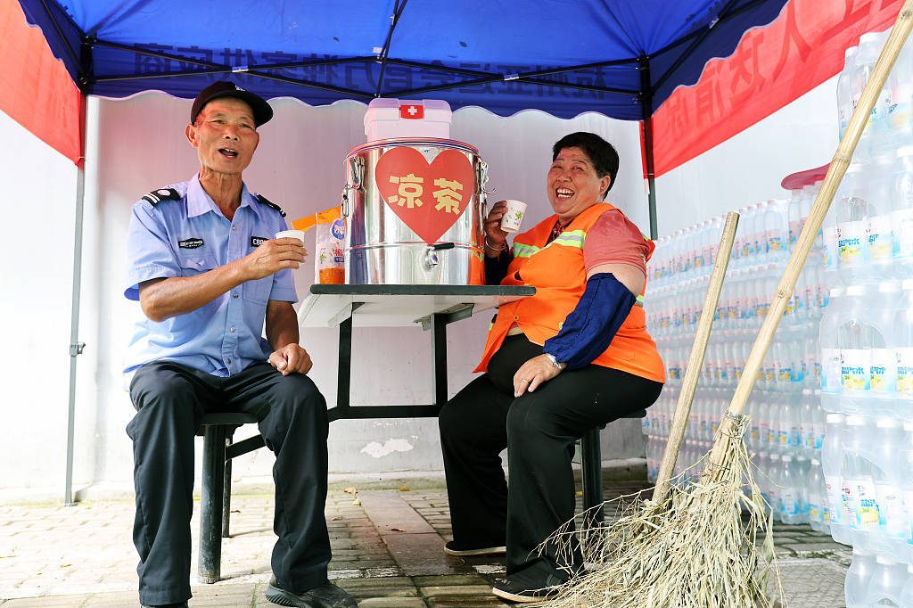 图说|高温下,撑起户外工作人员的"遮阳伞"