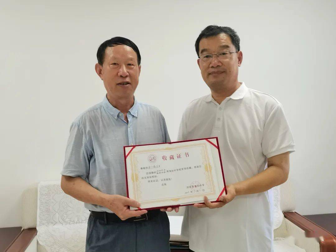 著名挂历收藏家,75届校友宋广福向母校淮阳中学捐赠挂历和画册_中国