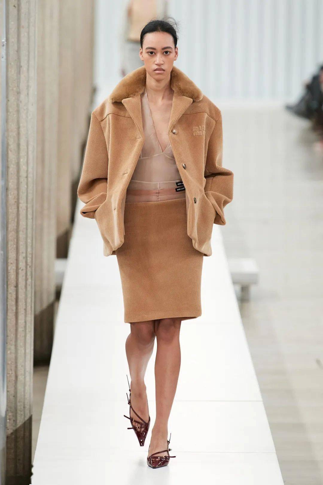 "当地时间3月7日,miu miu 2023秋冬发布秀