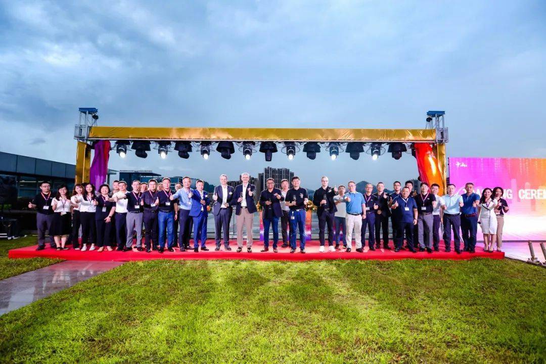 在这种情况下,中国区不仅赢得正增长,并且在战略客户,尚途品牌,更新