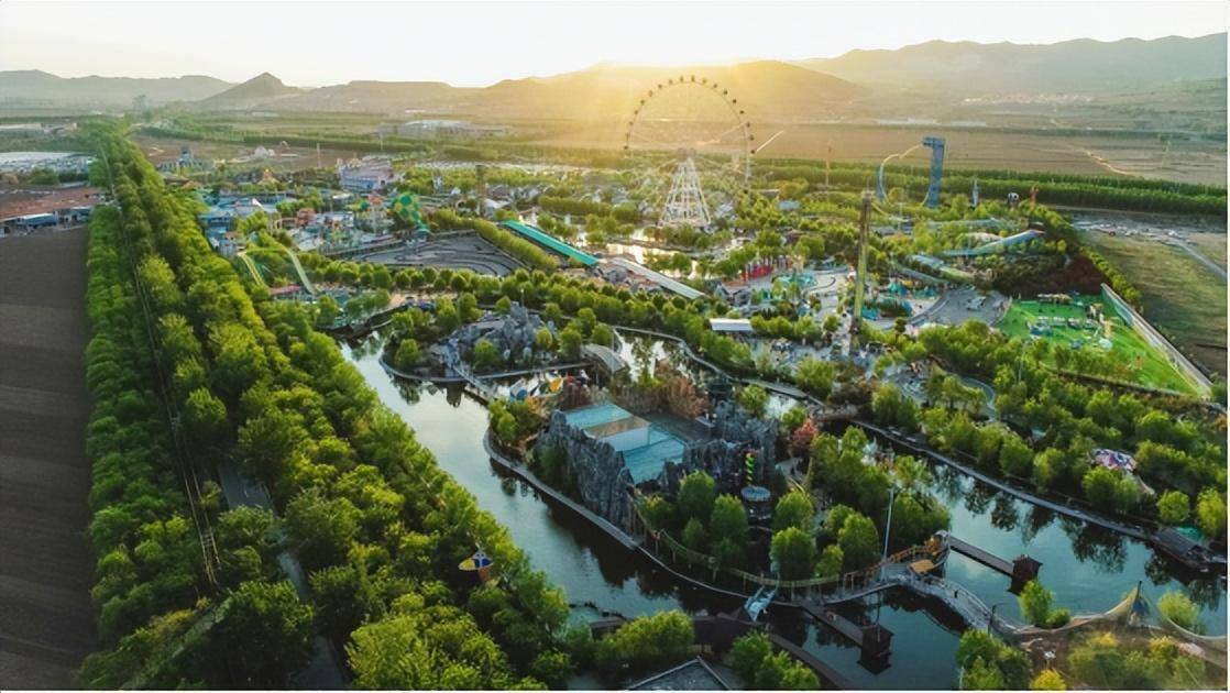 一条主线(文旅康养)贯穿两个园区(欢乐太行谷,太行农庄),以三避三养