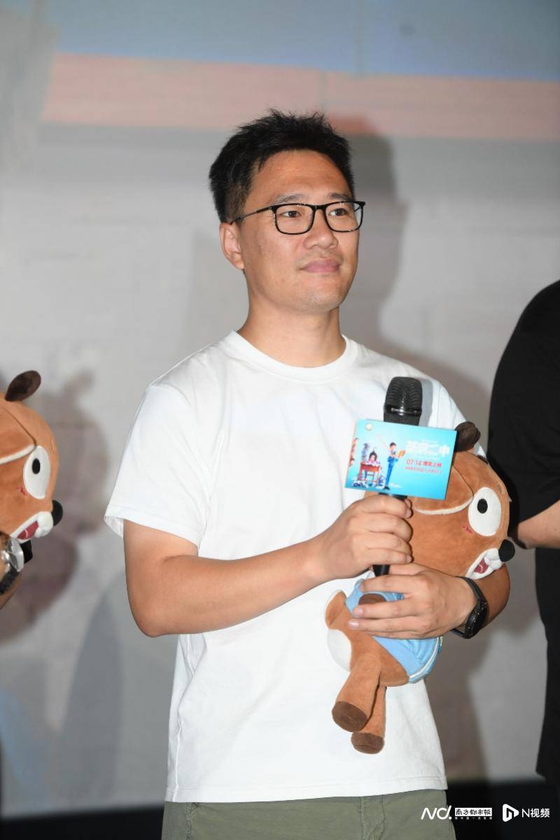 喜剧动画电影《茶啊二中》由夏铭泽,阎凯执导,讲述了初二三班最调皮的