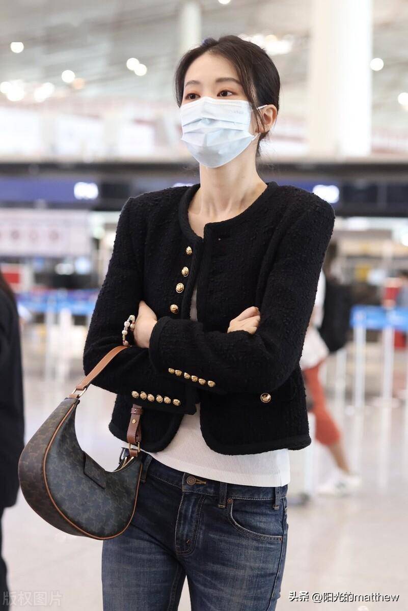 乔欣北京出发,小香风外套搭配牛仔裤优雅时尚_机场
