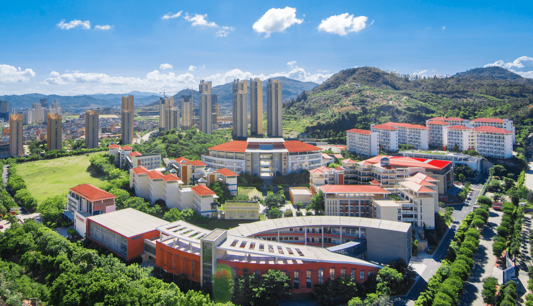 厦门大学附属实验中学(简称"厦大附中")是漳州开发区和厦门大学合作