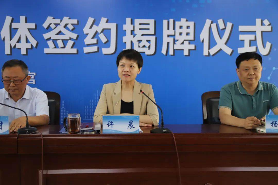 省儿童医院党委书记尤殿平与南宫市市委副书记许晨共同揭牌.