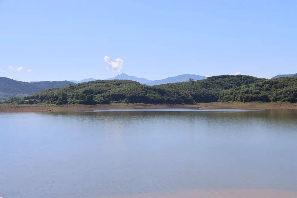 近日,记者在石碌水库看到,水库管护员正在对主坝,溢洪道,启闭机房等
