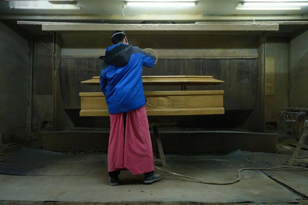 她去曹县的棺材厂拍了一组毕业作品