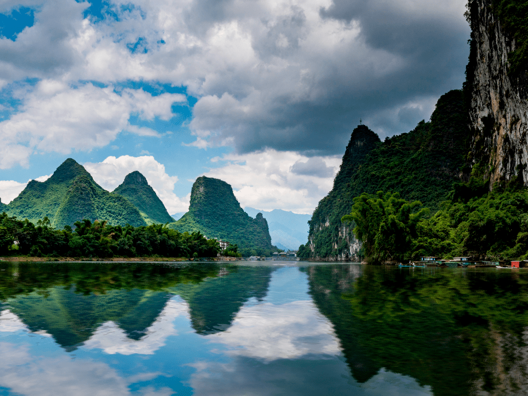 榕潭映月,兴坪佳境,鲤鱼拦江等10多个漓江著名景点,都是漓江上的璀璨