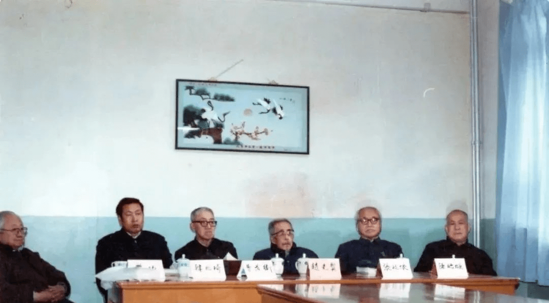 左起：启功、韩兆琦、曹道衡、赵光贤、张政烺、陈贻焮答辩完毕，午餐，