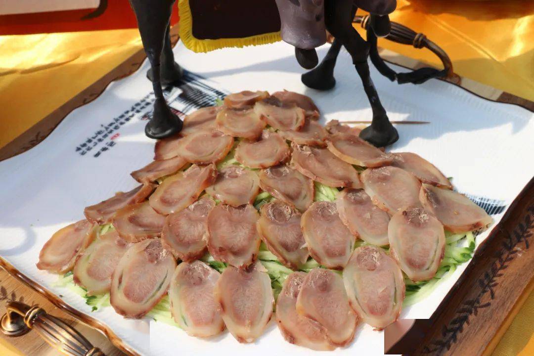 驴筋,驴舌,驴心,驴肝,驴板筋,驴小肠,驴肚,驴板肠等驴八珍通过卤制,酱