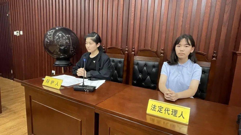 小司法警察小法官,小检察官,小书记员,分别化身为法官袍,检察制服