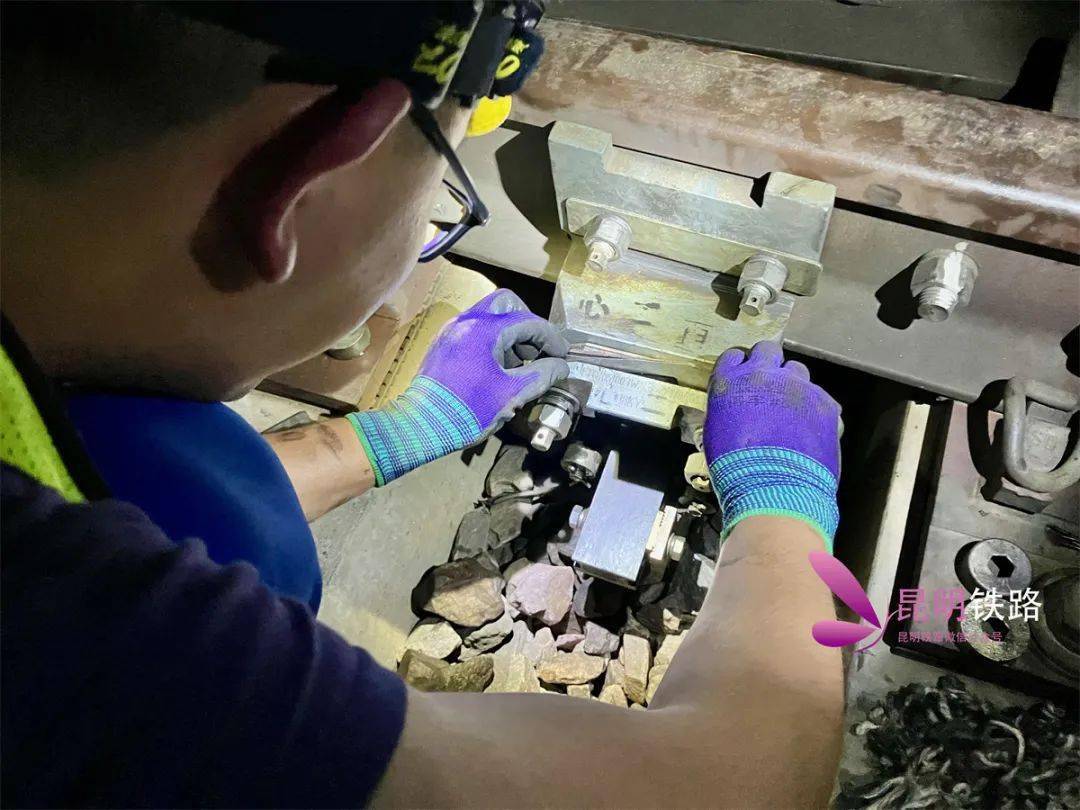 头灯"三兄弟"_作业_供电_电务