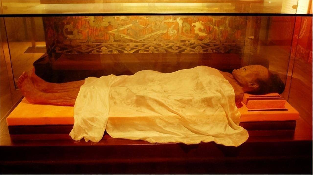 工人施工挖到西汉古墓,棺中女尸突然"叹气",让人背脊发凉_考古_棺材
