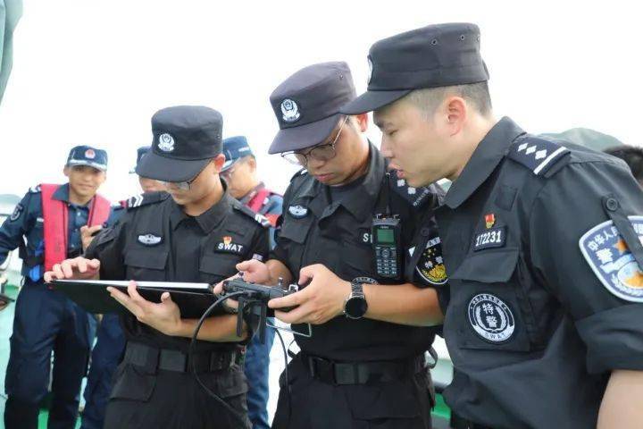 下午4时40分,执法人员乘坐中国渔政执法船和台州海警局温岭工作站执法