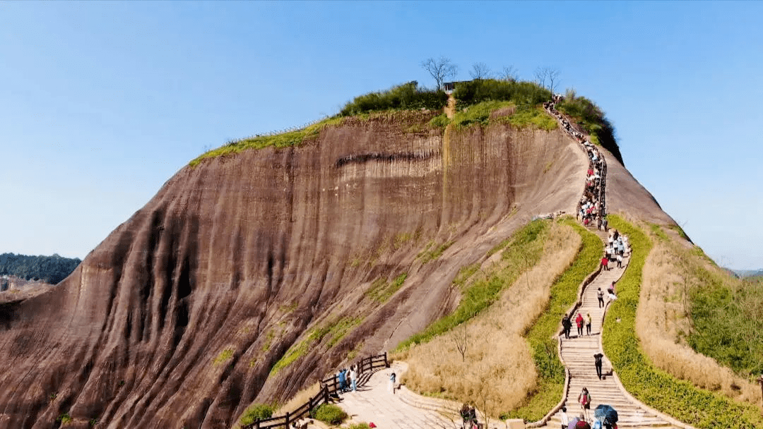 餐厅,旅游营地光秃秃的"石头山"成了发家致富的"金山银山"大自然用