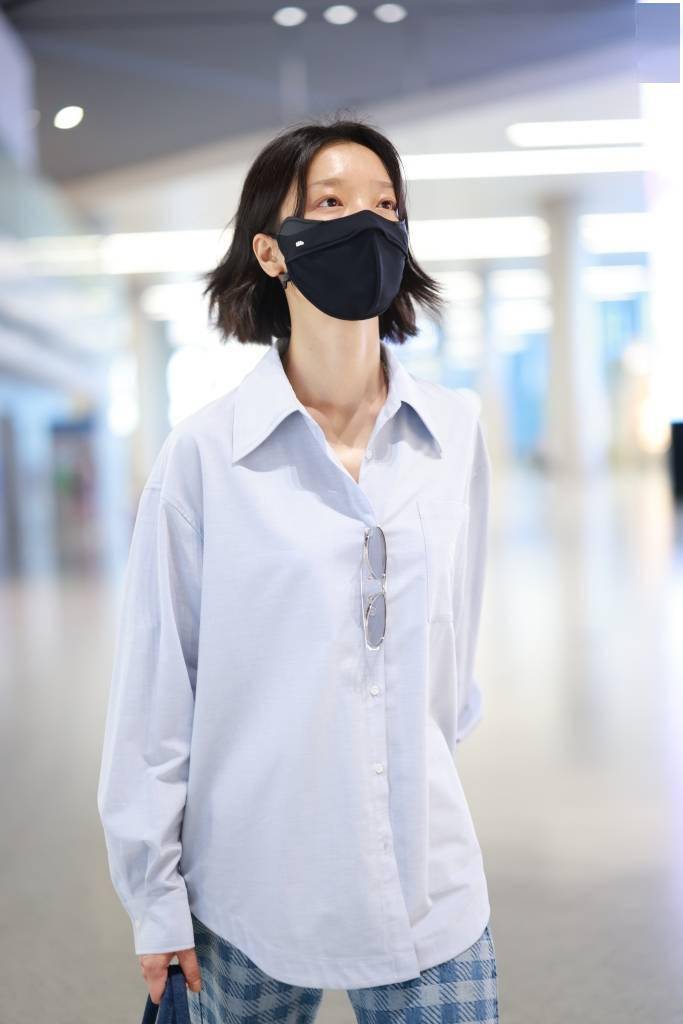 超模杜鹃休闲穿搭现身机场 衬衫配格纹裤玩转高级感_上海_长裤_身材