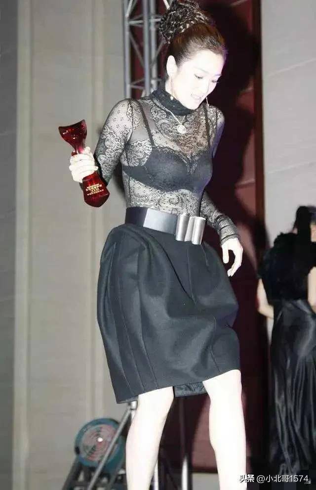 巩俐的上衣也太薄了,直接透出内衣,丝毫不惧走光很抢镜!