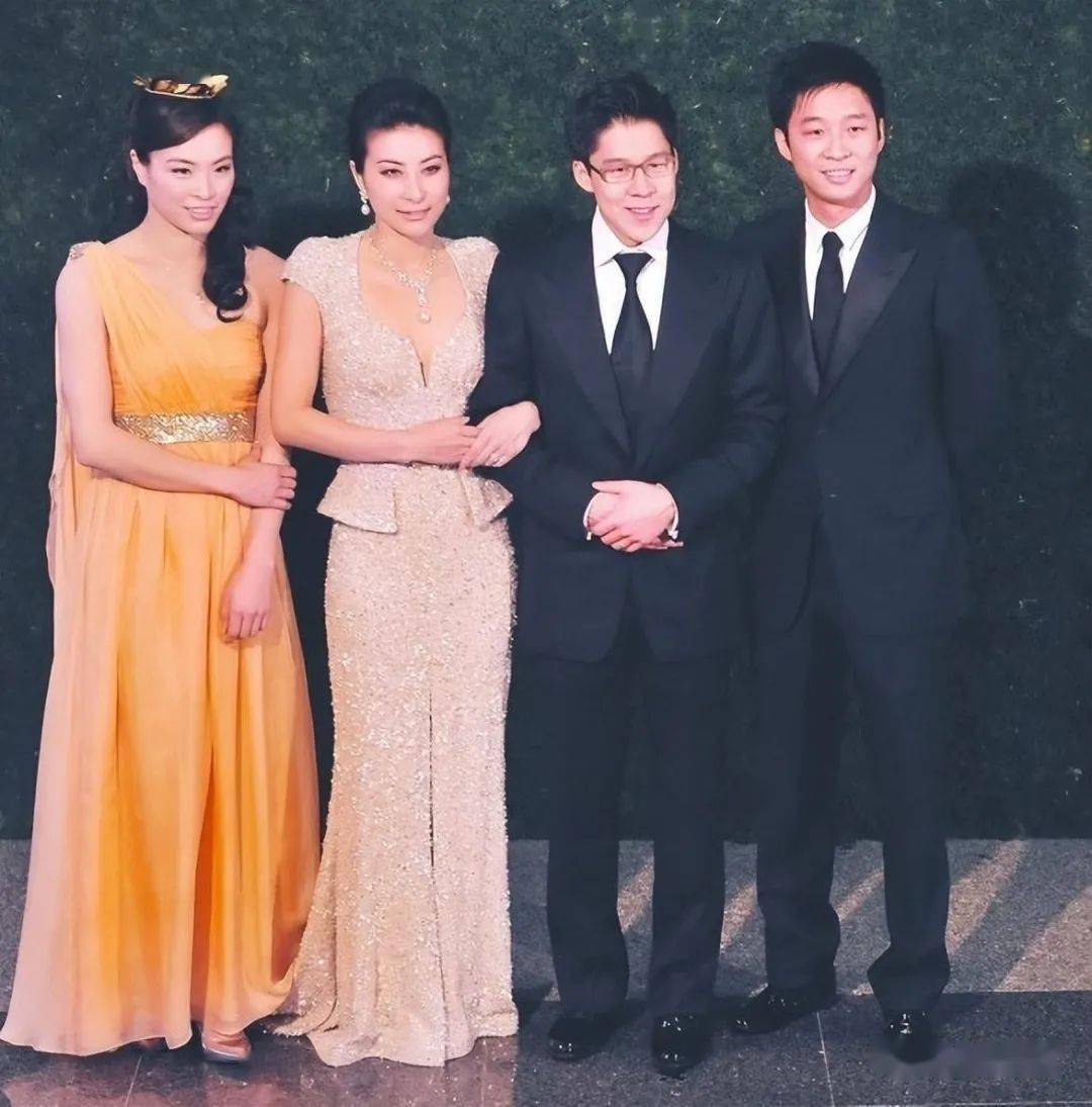 2012年,郭晶晶和霍启刚举办了豪华婚礼,吴敏霞是当天的主伴娘,霍启刚