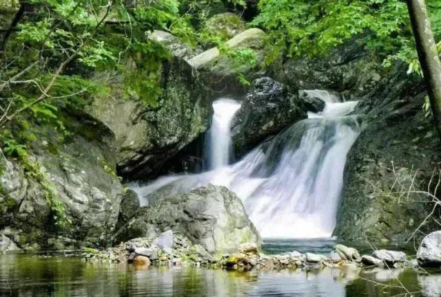 "金刚台高势耸天,无限瀑布挂满山.峰尖谷底尚是水,幽谷以下全是烟.