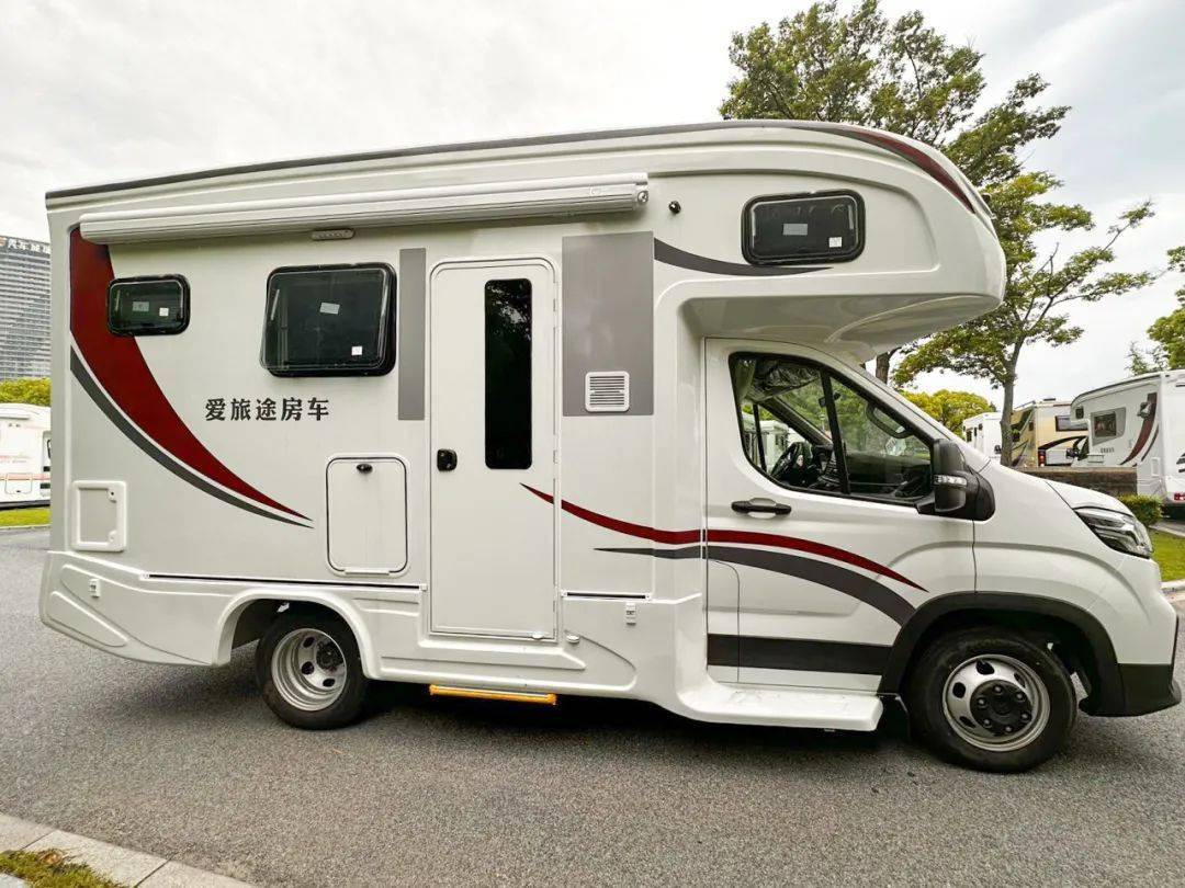 爱旅途大通v90c型房车 纵置床位布局 舒适安全出行 温馨家外之家_搜狐