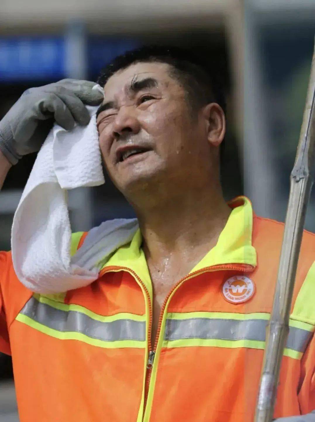 全城接力,一瓶水传递爱!致敬高温下的劳动者