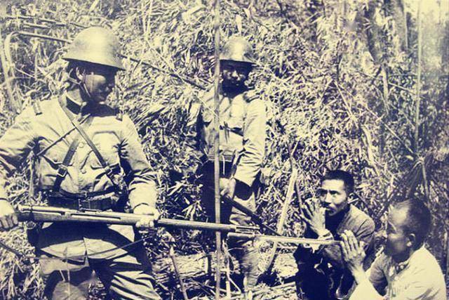 奇怪的日本兵:白天打骂中国百姓,晚上却又偷偷拿着钞票赔礼道歉_日军