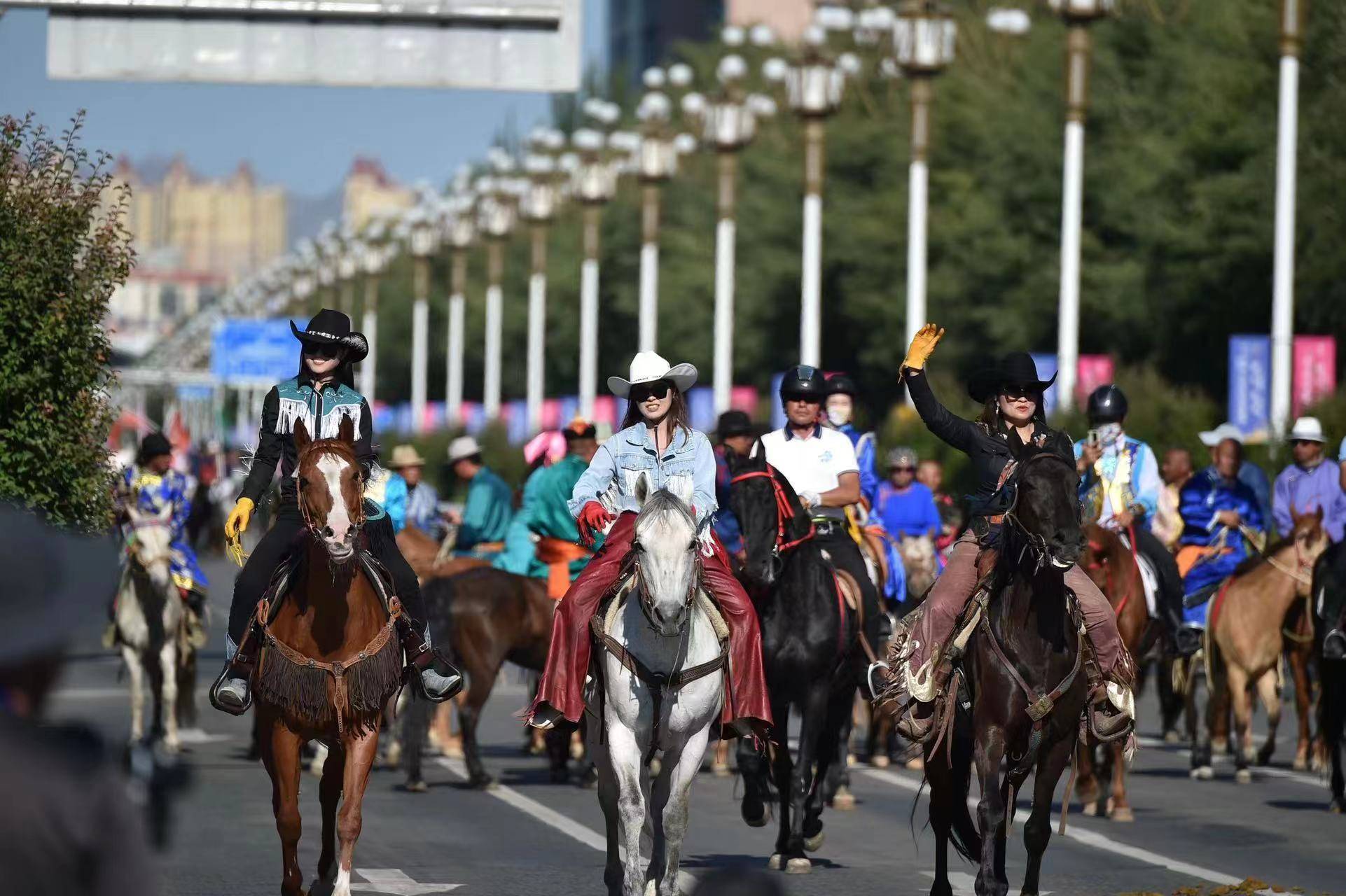 中国马术耐力赛国家队队员助力包头马术盛装城市巡游活动_马匹_发展