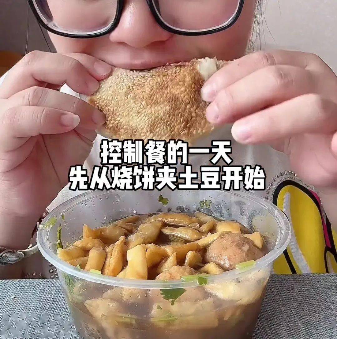 晚上再给自己做了一碗蔬菜汤,还吃了一整条鱼.