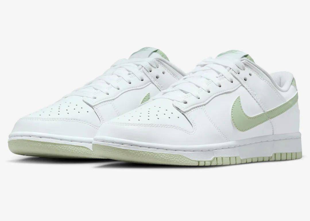 材质方面,鞋身依然是以皮革面料包裹,彰显nike dunk系列一如既往的