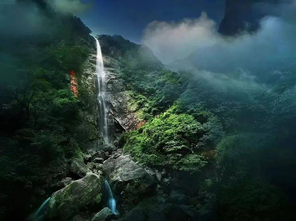 潺潺的流水来明月山看瀑布——袁枚《到石梁观瀑布》银河飞落青松梢