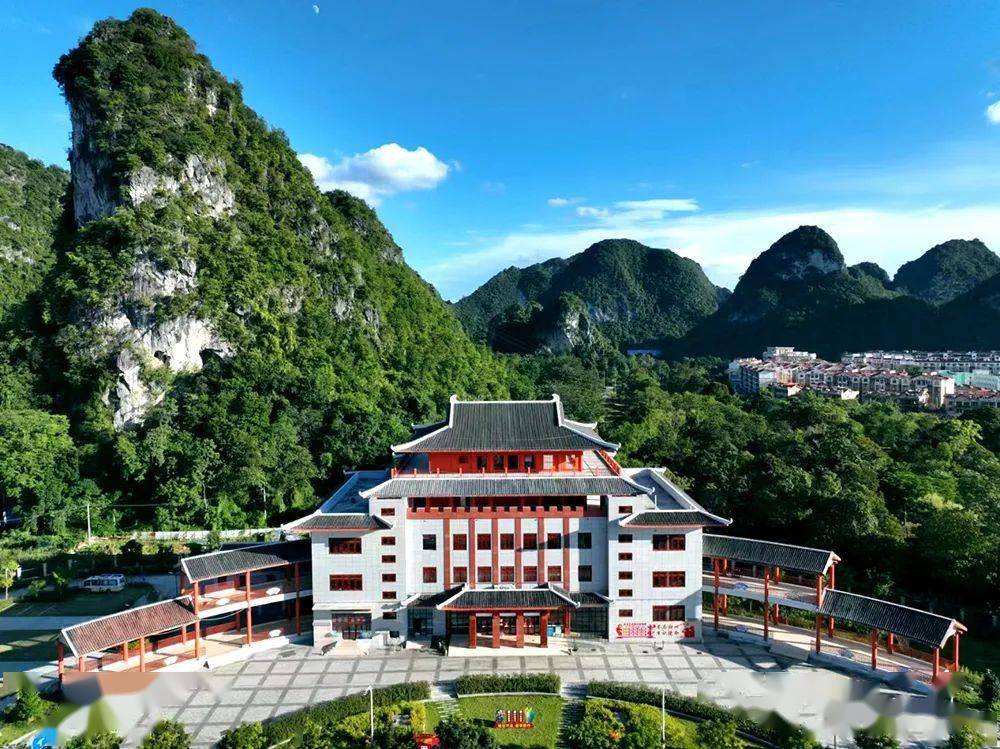 南临丽川河,与印象广场对河相望,北接打榔舞广场