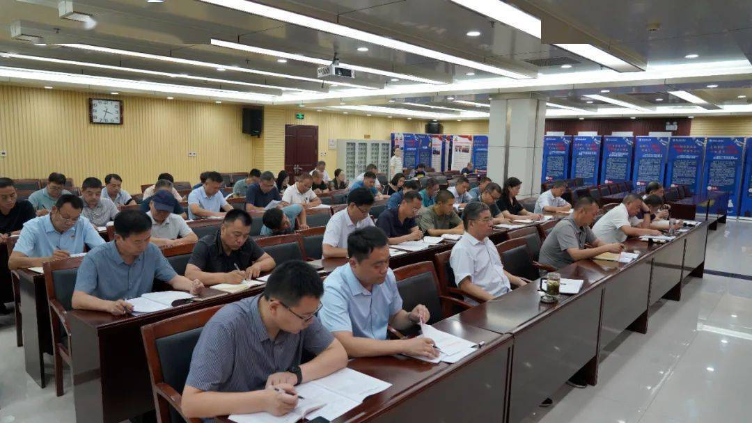 市住建局召开全市住建行业工程建设 项目招投标领域开云体育 开云官网专项整治工作部署会(图2)