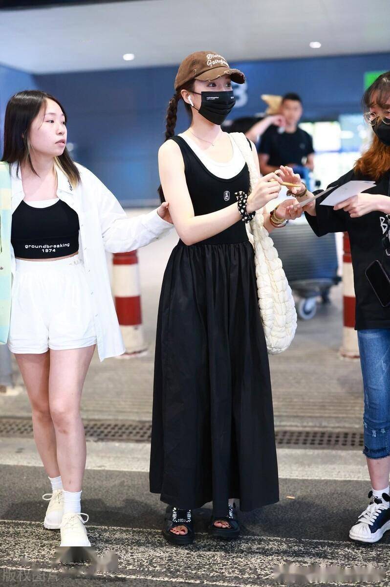 苏晓彤穿黑色无袖长裙时尚洒脱,和粉丝打招呼亲和力满满_机场_上海