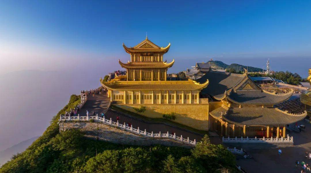 属于峨眉山独特的避暑方式,头顶烈日的凉爽!_金顶_阳光_山顶
