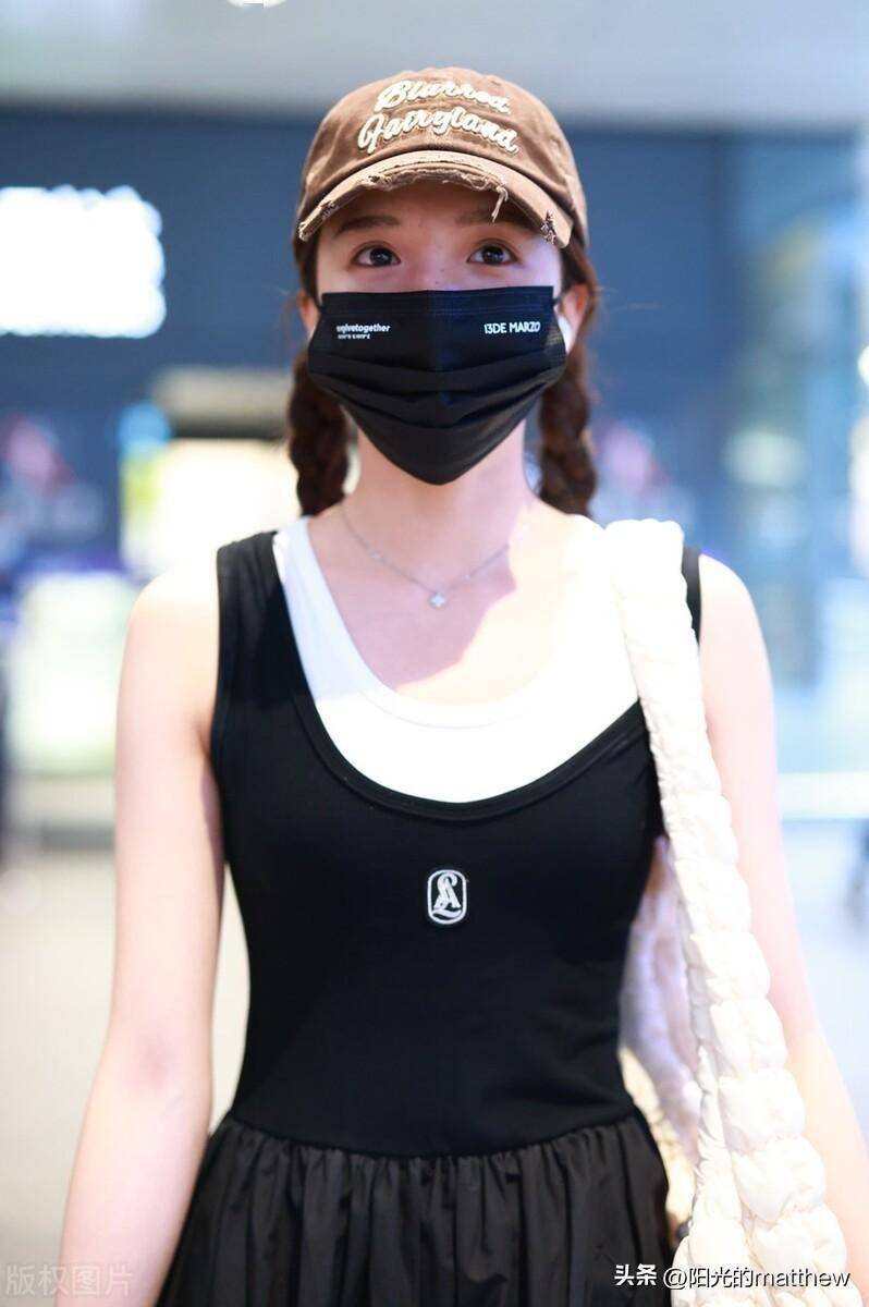 苏晓彤穿黑色无袖长裙时尚洒脱,和粉丝打招呼亲和力满满_机场_上海