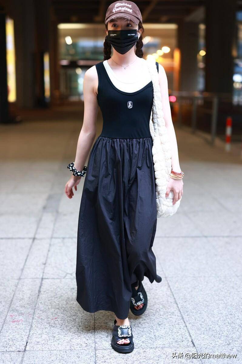 苏晓彤穿黑色无袖长裙时尚洒脱,和粉丝打招呼亲和力满满_机场_上海