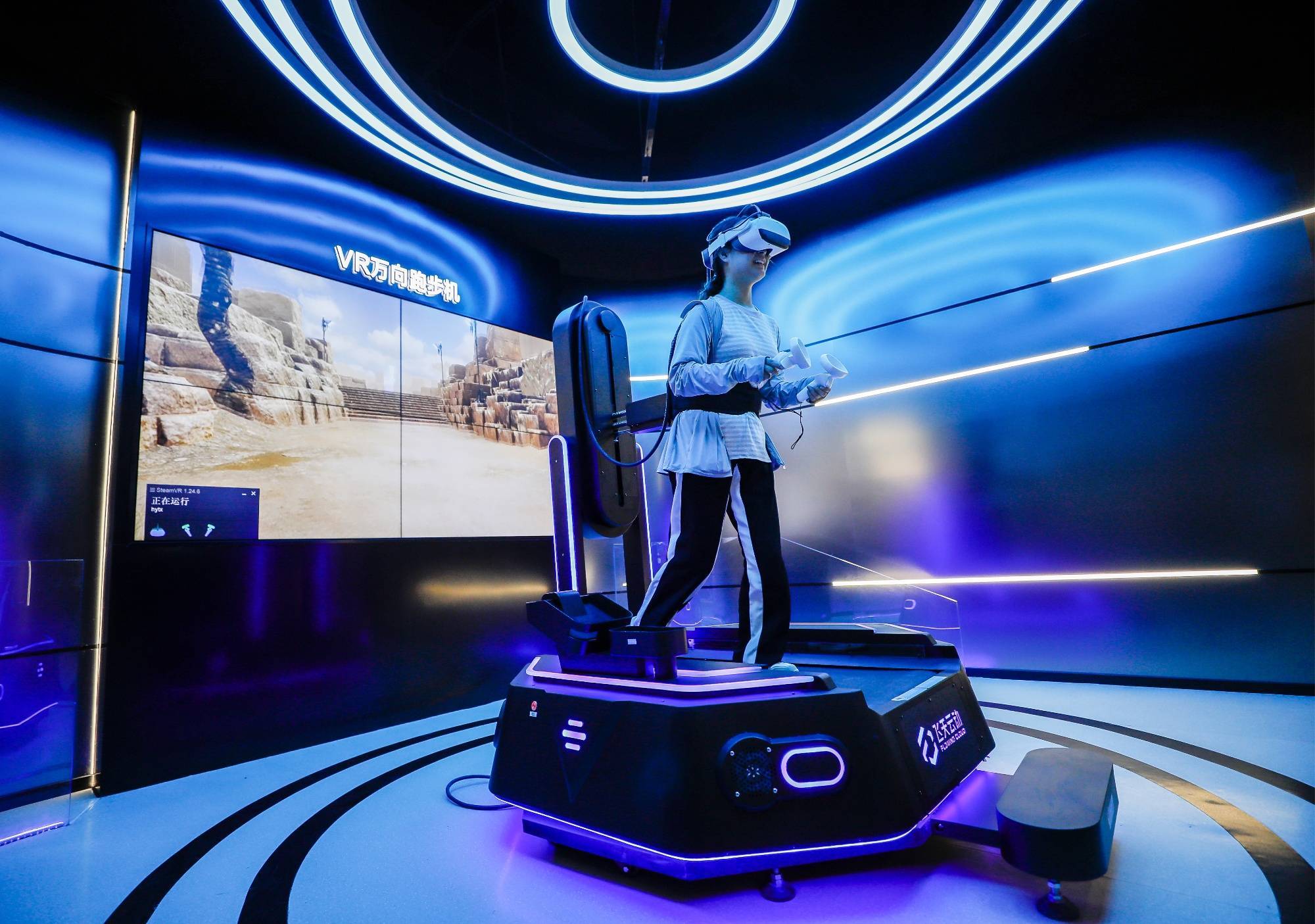 飞天云动vr万向跑步机体验(央广网发 安吉县委宣传部供图)"在安吉工作