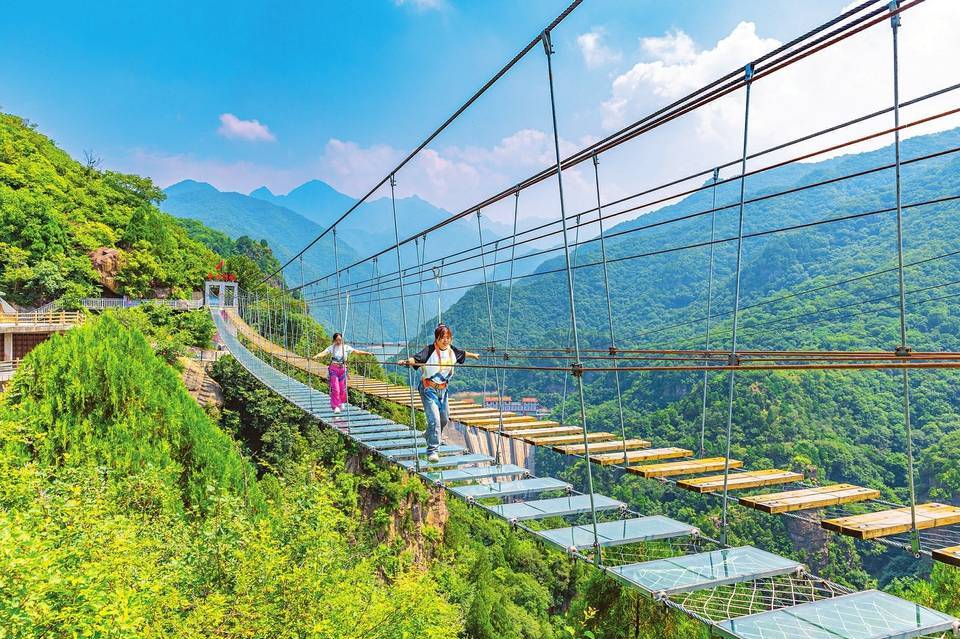 7月19日,游客在垣曲县望仙大峡谷游玩.