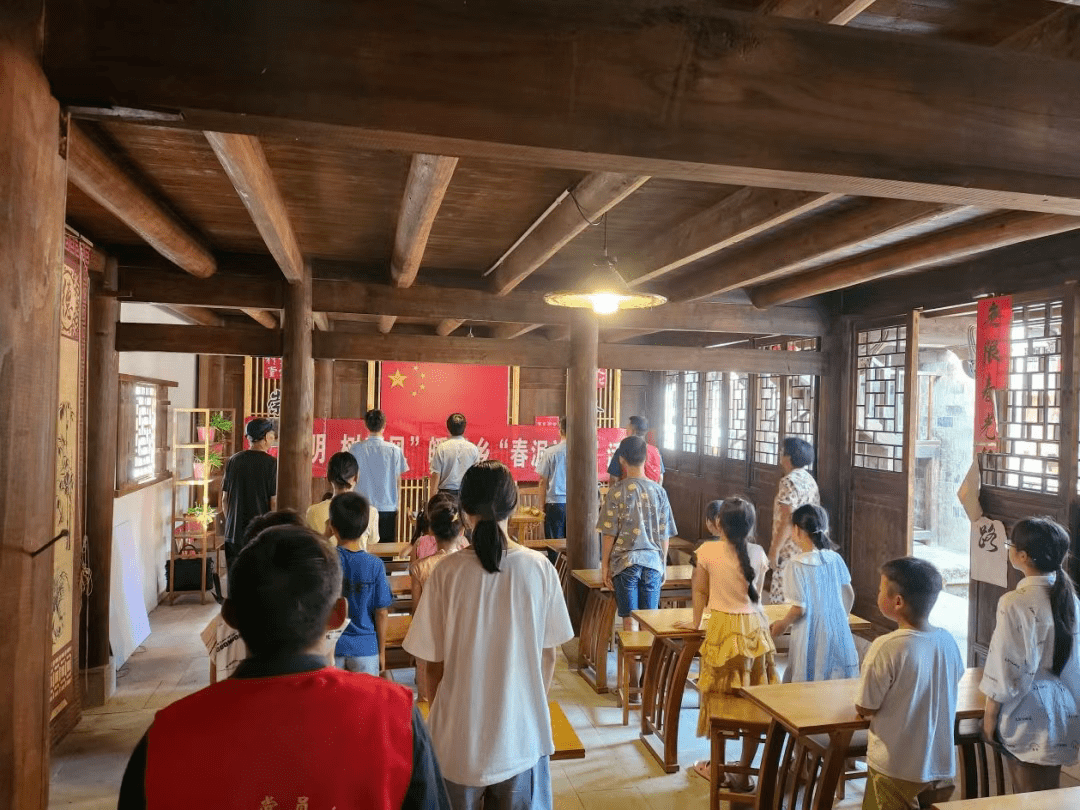 暑托班为期一个月,皤滩乡乡贤,退休教师陈光辉老师为学生们公布培训班