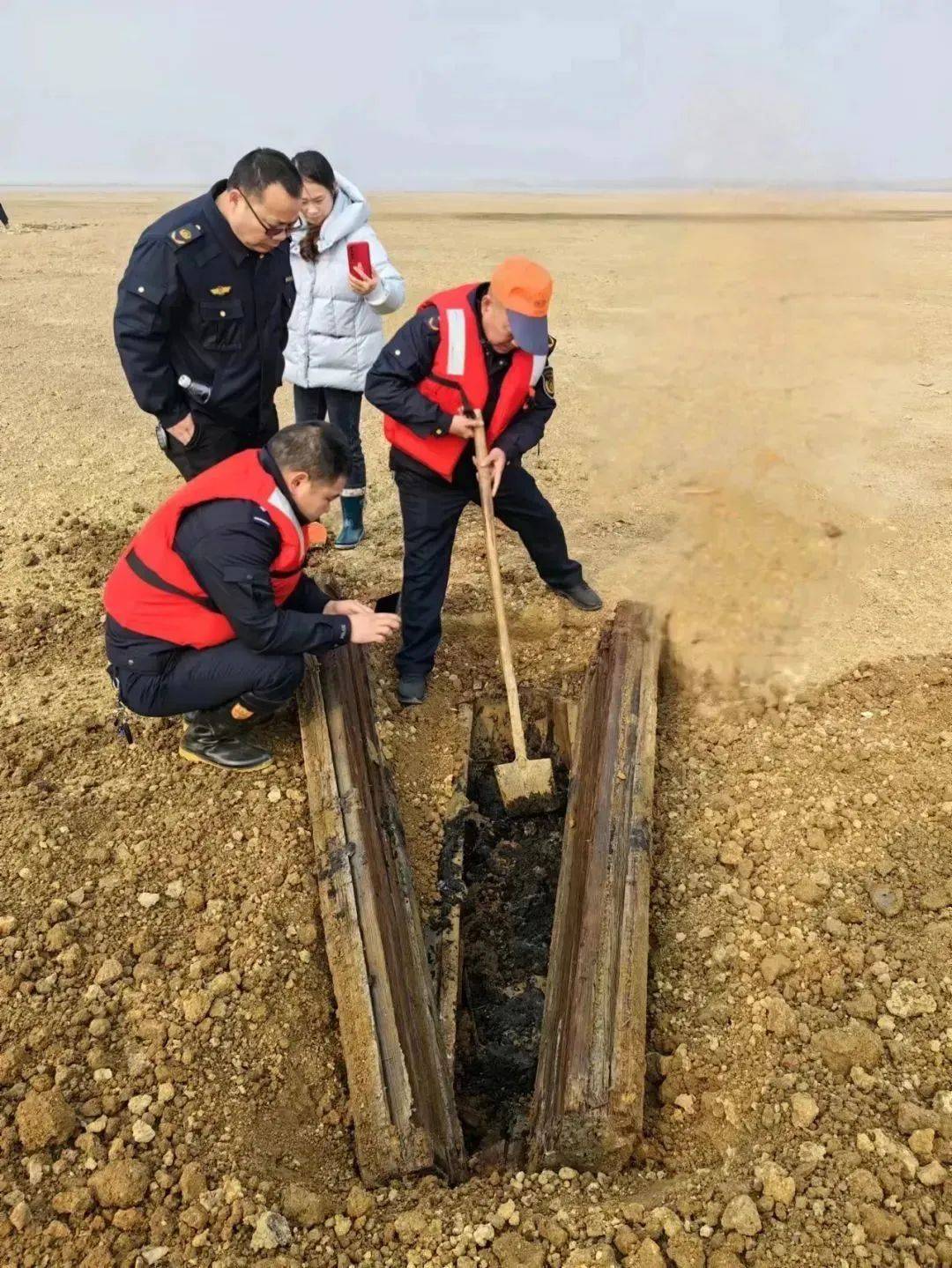 洞庭湖唐宋古墓葬遭盗掘3人用铁锹耙刀挖木棺