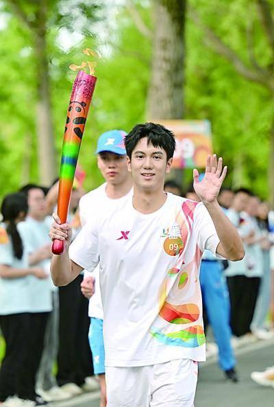 大运会火炬在成都进行第四日传递_校区_体育馆_杭州