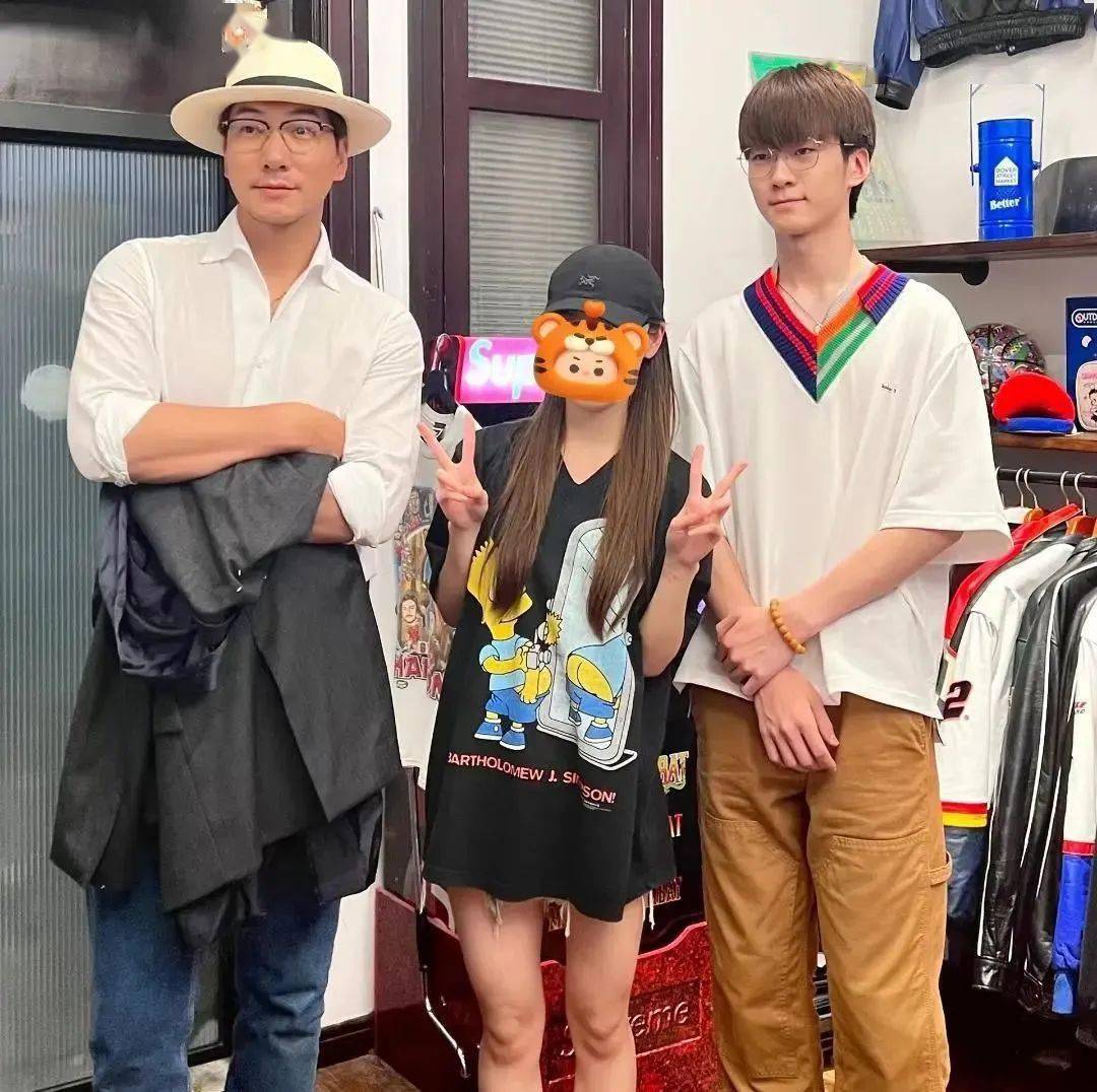 张亮携妻子寇静陪儿子逛街被偶遇,15岁天天帅气有型,身高近1米9_衣服