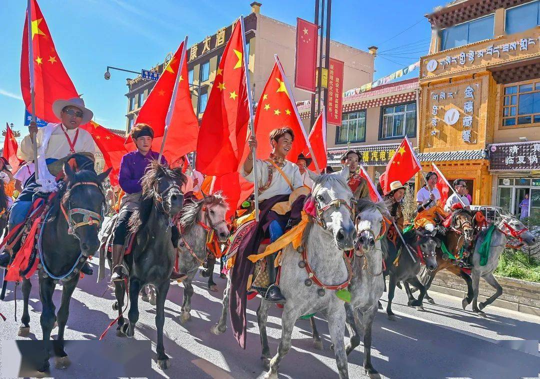 赛马王子丁真盛装巡游拉开理塘八一赛马会帷幕,中国马会·黄金赛场