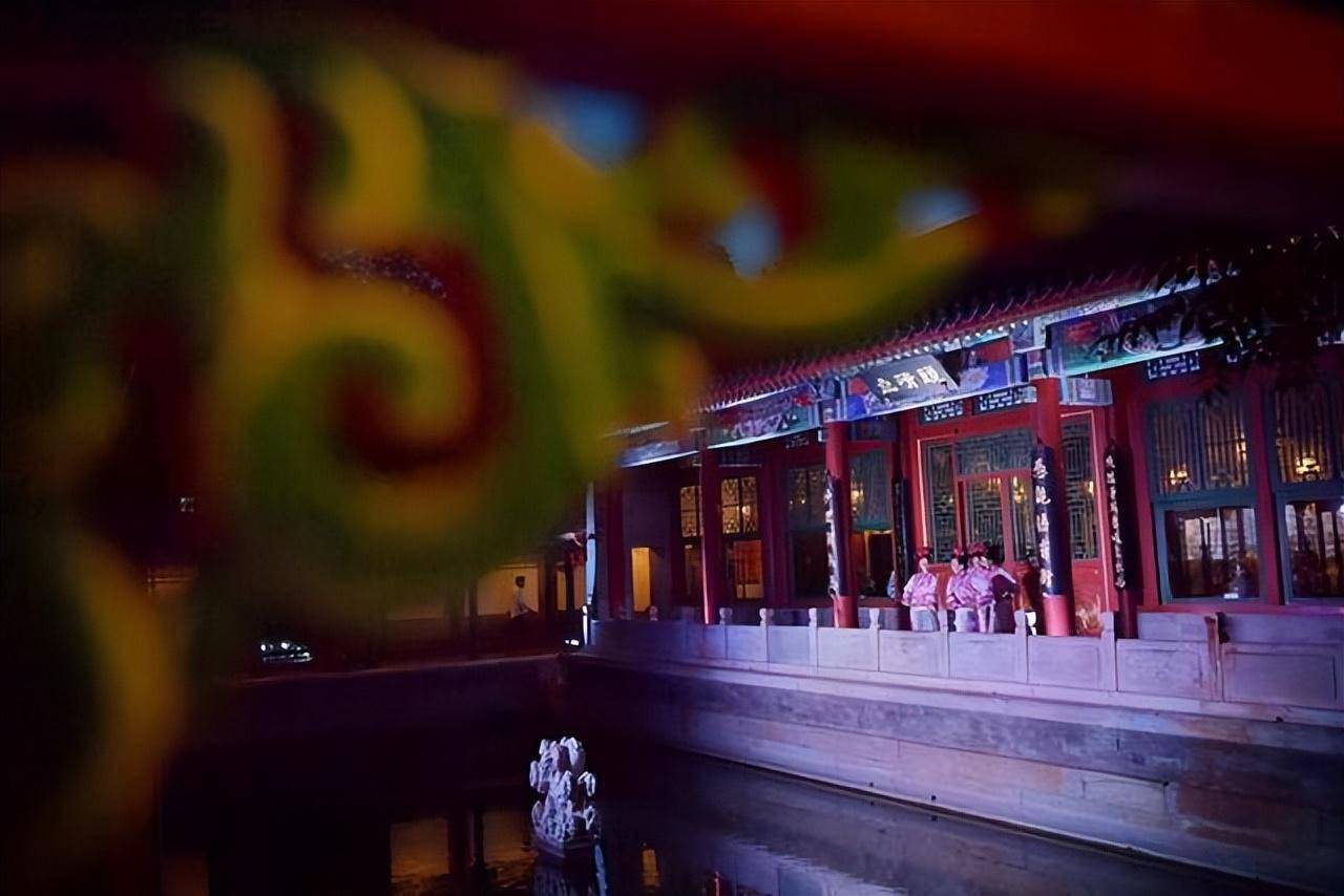 京城之夜丨游公园听古筝昆曲，坐游船赏