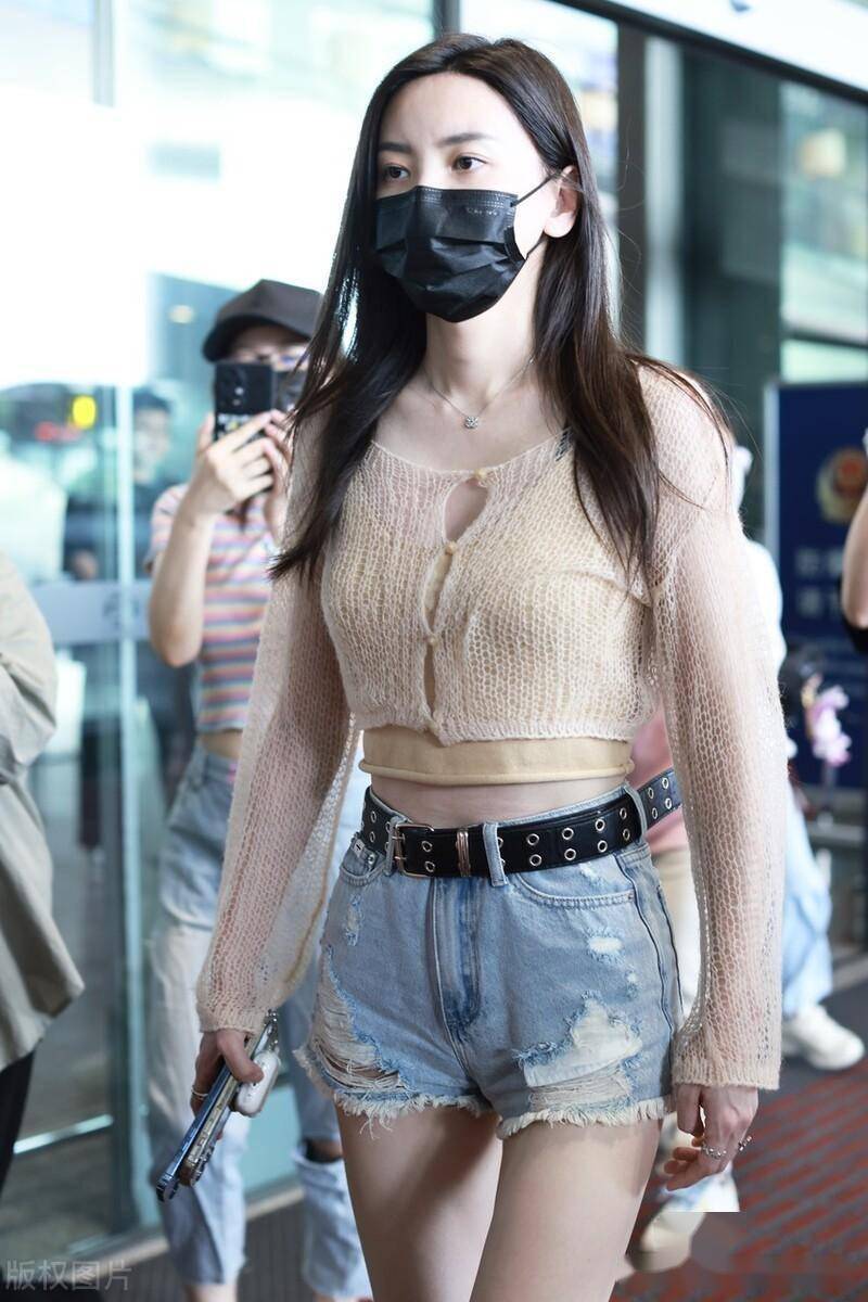 于文文现身北京机场,身穿露脐针织衫搭配牛仔短裤酷飒有型