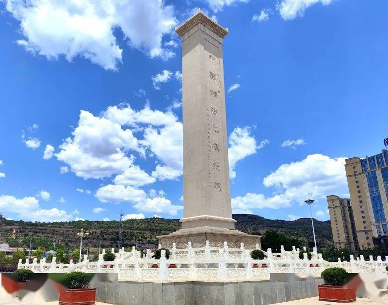 庄浪县梯田纪念碑,坐落于梯田文化广场,始建于1998年,碑高19.